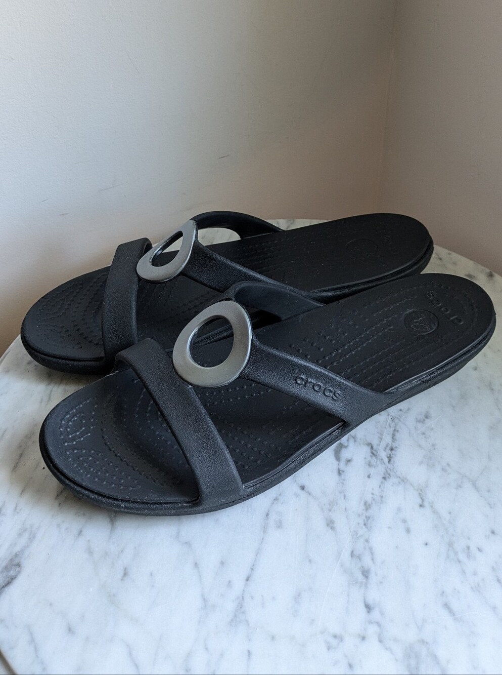 Crocs Black Slip-On Sanrah Sandals with Silver Accent Size 9